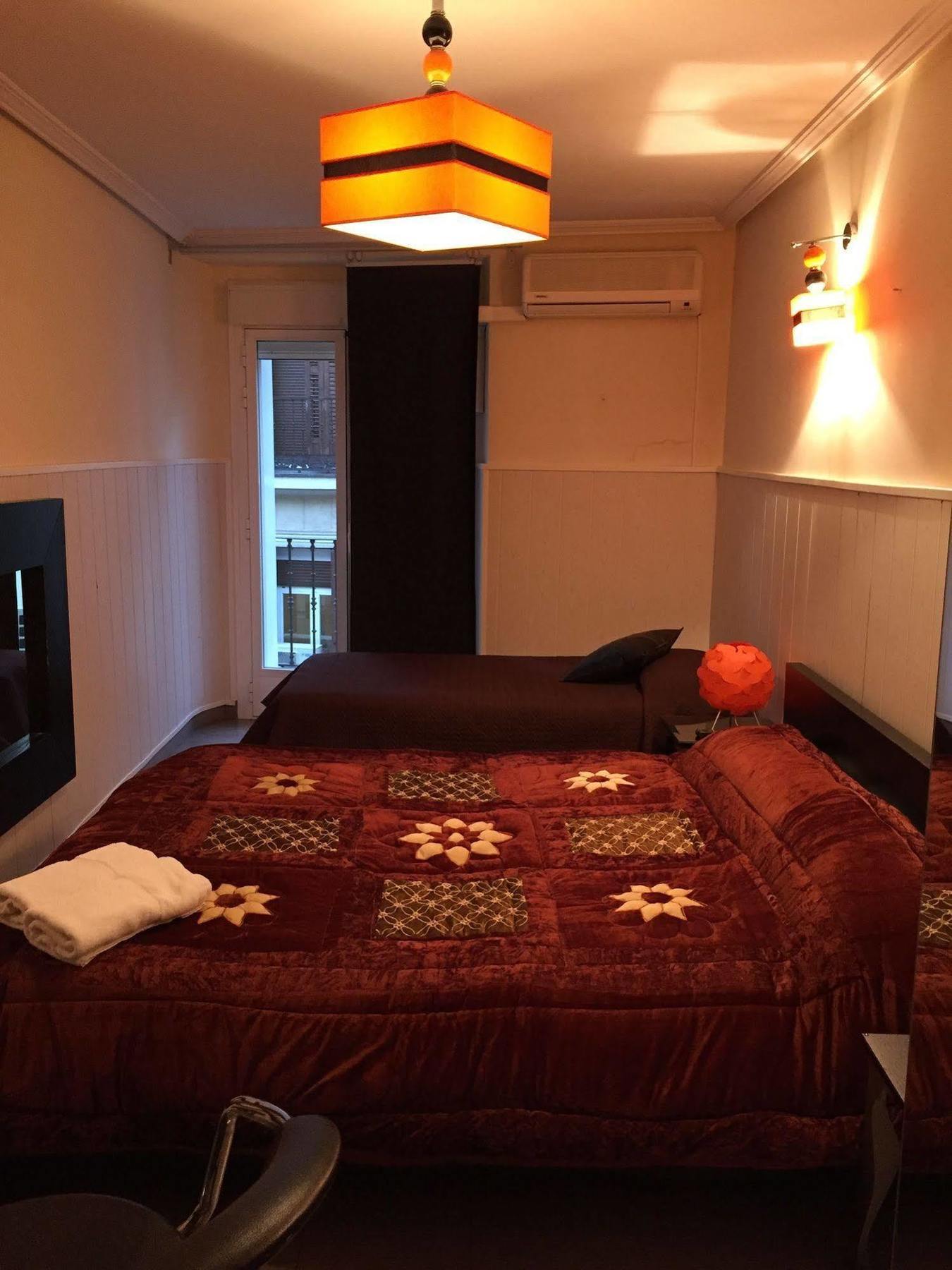 Hostal Oxum Madrid Exteriör bild