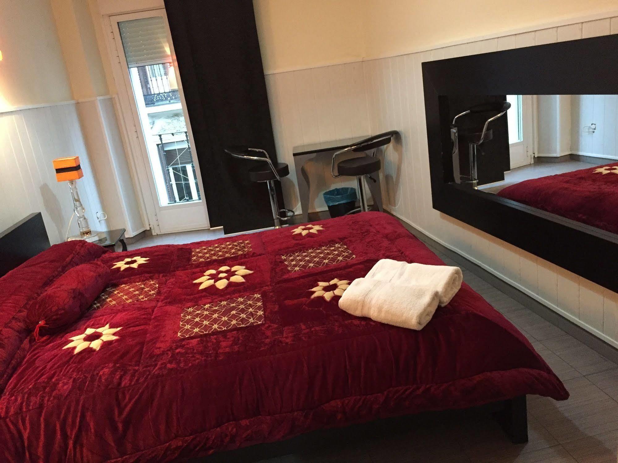 Hostal Oxum Madrid Exteriör bild