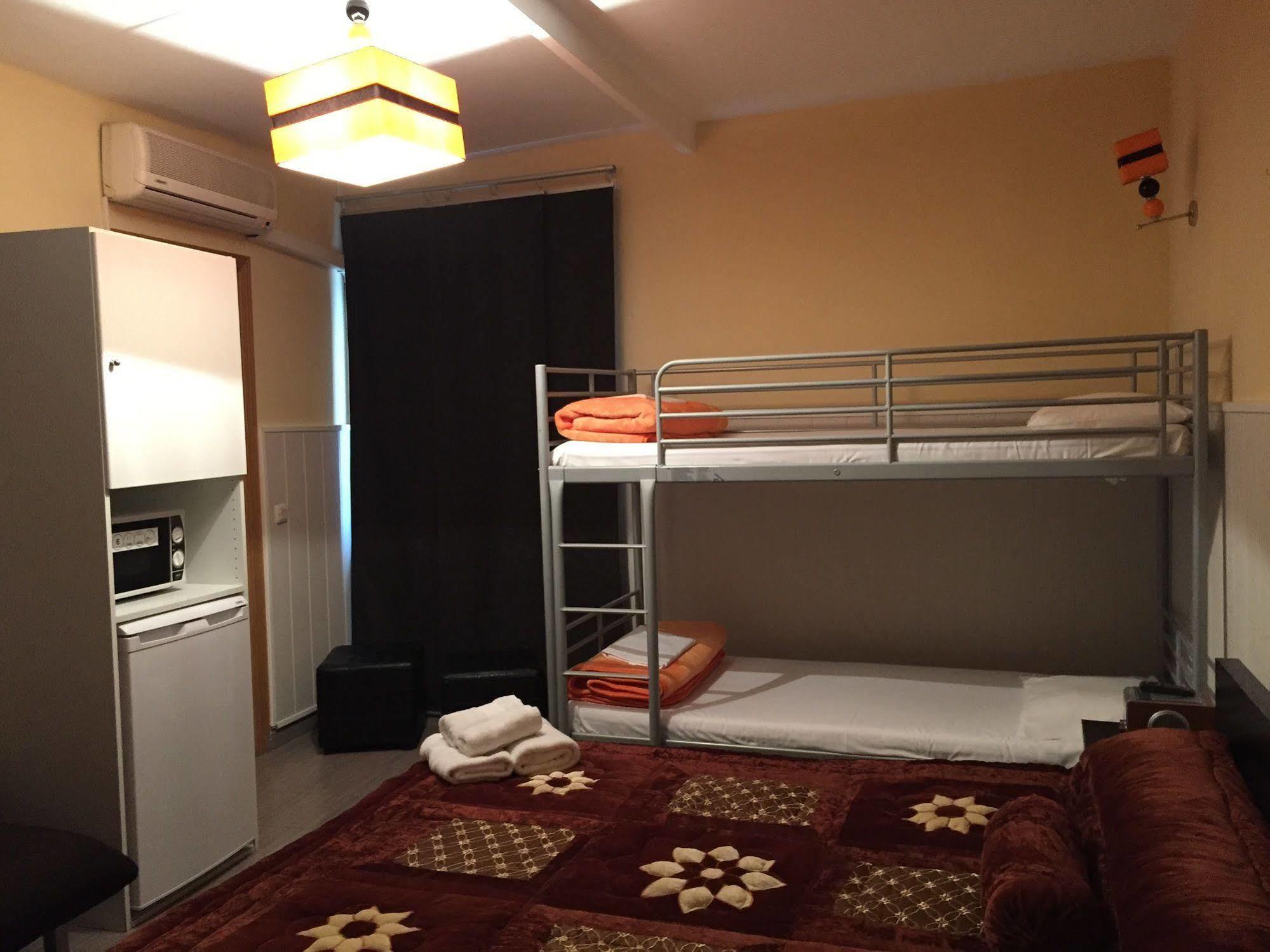 Hostal Oxum Madrid Exteriör bild